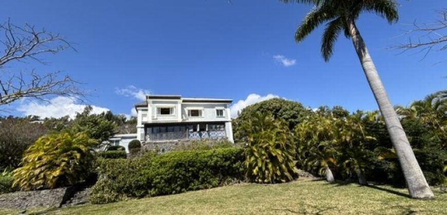 À vendre une spacieuse villa de 349m2 sur un terrain piscinable de 2500m2 à La Montagne Réunion