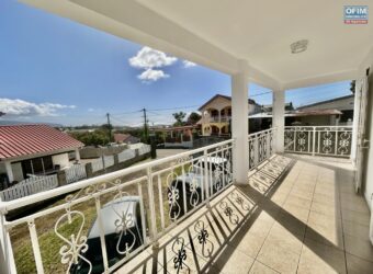 À louer bas de maison F3 avec grand balcon offrant vue montagne à Sainte Marie Réunion