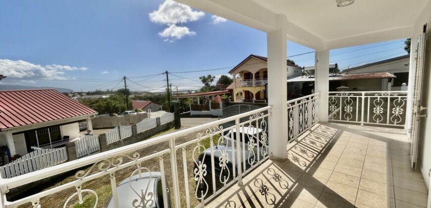 À louer bas de maison F3 avec grand balcon offrant vue montagne à Sainte Marie Réunion