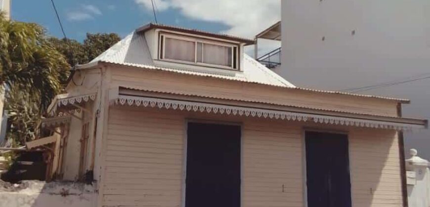 OFIM Sud propose cette villa T4 créole avec dépendance en vente située à Saint Pierre Réunion