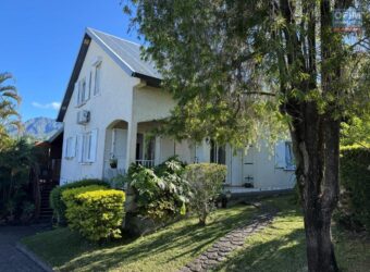 À louer une spacieuse villa T6 meublée d’environ 118 m2 sur un terrain de 470 m2 située à Trois Mares au Tampon Réunion