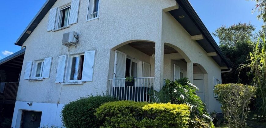 À louer une spacieuse villa T6 meublée d’environ 118 m2 sur un terrain de 470 m2 située à Trois Mares au Tampon Réunion