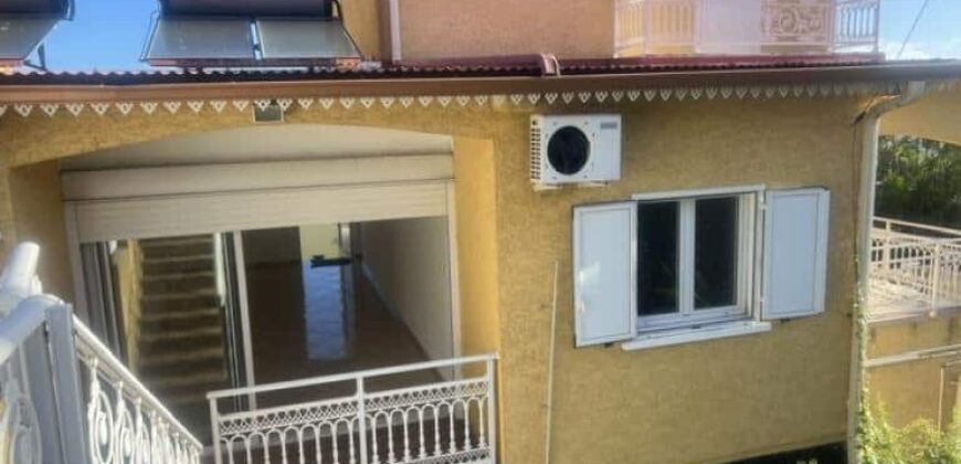 OFIM Sud spacieuse villa T5/6 mitoyenne de 128.88 m2 avec garage située au bas des Avirons Réunion en location