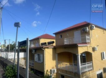 OFIM Sud spacieuse villa T5/6 mitoyenne de 128.88 m2 avec garage située au bas des Avirons Réunion en location