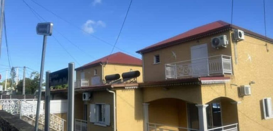 OFIM Sud spacieuse villa T5/6 mitoyenne de 128.88 m2 avec garage située au bas des Avirons Réunion en location