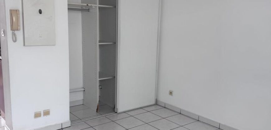 À louer un studio de 19 m2 situé dans la résidence Saint-Exupéry à Sainte Clotilde Réunion