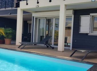 OFIM immobilier propose à louer une charmante villa T5 avec piscine situé dans une impasse calme à Étang-Salé-les-Hauts Réunion