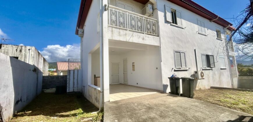 À louer bas de maison F3 avec grand balcon offrant vue montagne à Sainte Marie Réunion