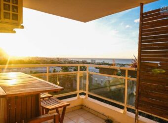 En vente un lumineux appartement de type F2 de 44.61 m2 situé la résidence sécurisée les Amarantes à Sainte Clotilde Réunion
