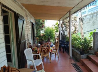 À vendre un ensemble immobilier composé de deux maison créoles à rénover situé à La Ravine des Cabris Réunion