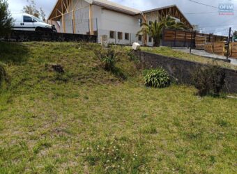 À vendre une petite maison T3 à rénover d’environ 60 m2 sur un terrain de 310 m2 située en bordure du parc national du volcan Plaine des Cafres Réunion