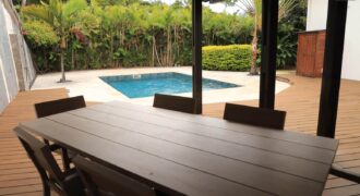 En vente une villa de prestige F5 meublée de 215m2 avec piscine chauffée à Saint-Denis Réunion.
