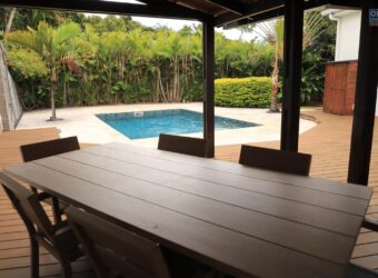 En vente une villa de prestige F5 meublée de 215m2 avec piscine chauffée à Saint-Denis Réunion.