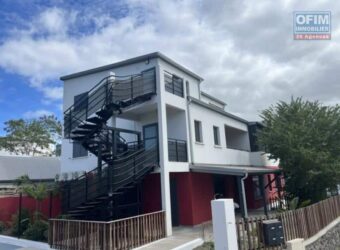 Location d’un appartement T3 neuf de 90 m2 situé dans une petite résidence calme en plein centre-ville de L’Étang-Salé-les-Hauts Réunion