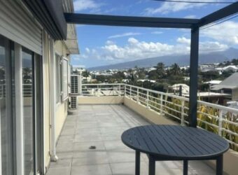 OFIM immobilier vous propose en location un appartement T4 duplex meublé avec vue mer et montagne situé à Saint Pierre Réunion