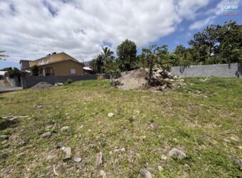 En vente un grand terrain 772m2 situé dans le quartier le Petit Saint Pierre à Sainte Anne