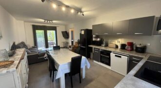 OFIM immobilier vous propose en location un charmant appartement T3 meublé de 63.25 m2 situé dans une résidence récente au Tampon Réunion