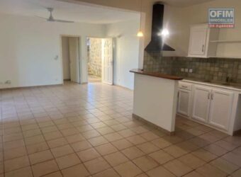 À louer un charmant appartement T4 de 75.20 m2 avec un petit jardin privatif situé aux Avirons Réunion